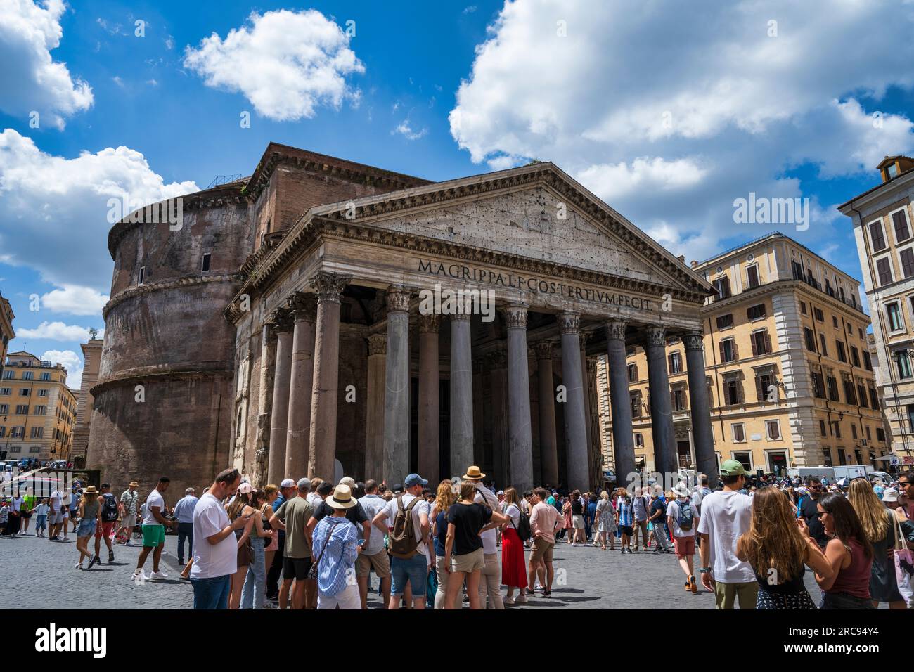 Folle di turisti e turisti si riuniscono di fronte al Pantheon in Piazza della Rotonda a Roma, regione Lazio, Italia Foto Stock