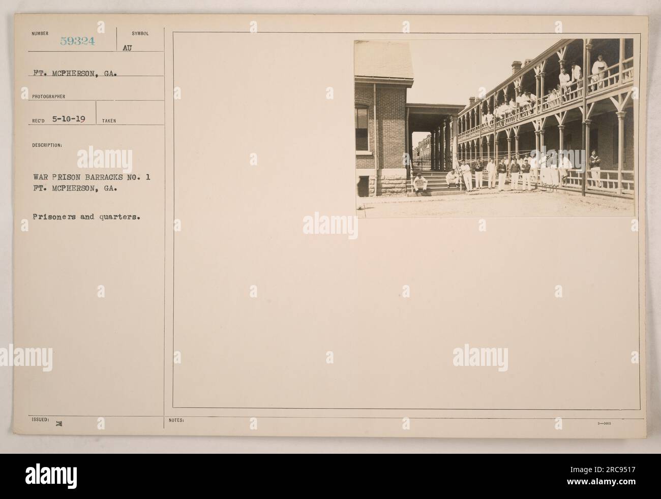 Foto scattata presso la War Prison Barracks No. 1, situata a ft. McPherson, Georgia, durante la prima guerra mondiale. L'immagine raffigura i prigionieri e i loro alloggi. La fotografia presenta i seguenti dettagli: Simbolo emesso dall'AU 59324, fotografo ricevuto il 10 maggio 1919. Non vengono fornite informazioni o note aggiuntive. Foto Stock