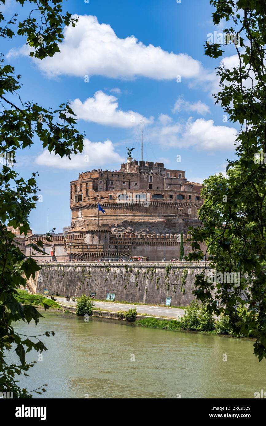 Castel Sant'Angelo sulla riva del Tevere a Roma, regione Lazio, Italia Foto Stock
