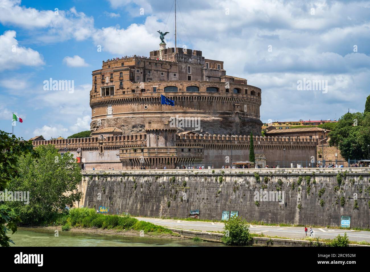 Castel Sant'Angelo sulla riva del Tevere a Roma, regione Lazio, Italia Foto Stock