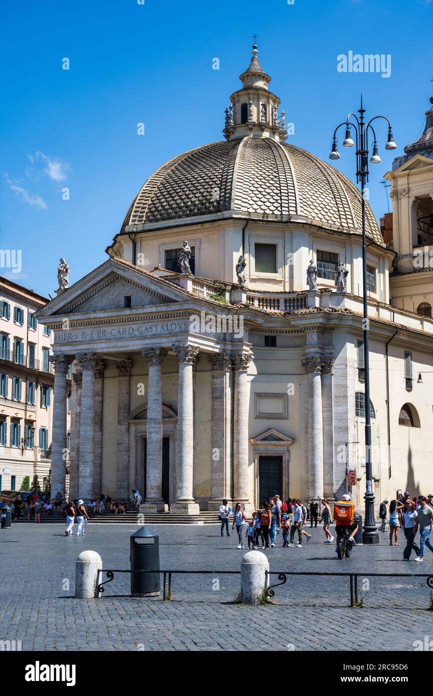 Basilica di Santa Maria in Montesanto sul lato sud di Piazza del popolo a Roma, regione Lazio, Italia centrale Foto Stock