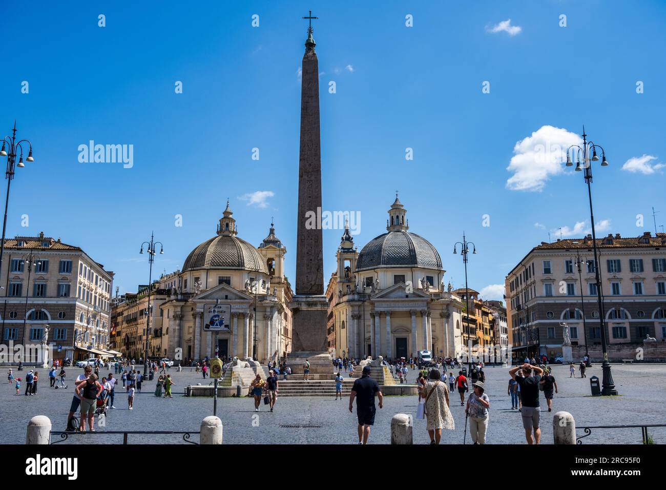 Vista della Fontana dei Leoni e dell'obelisco egiziano guardando a sud verso le chiese gemelle in Piazza del popolo a Roma, regione Lazio, Italia Foto Stock