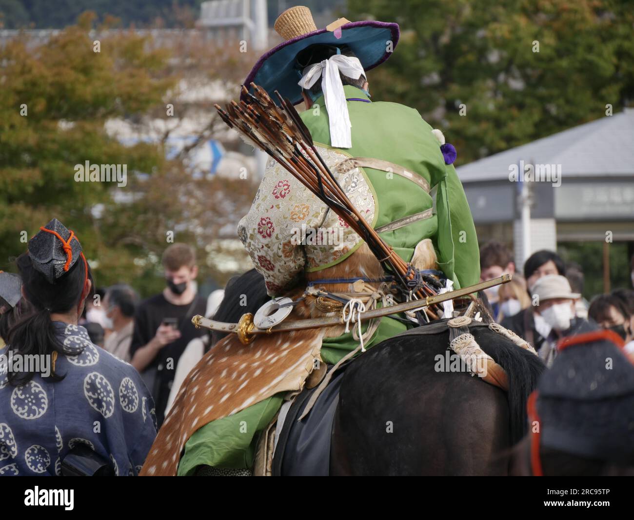 Vista posteriore di Yabusame archer durante il Jidai Matsuri, ottobre 2022, Kyoto Foto Stock