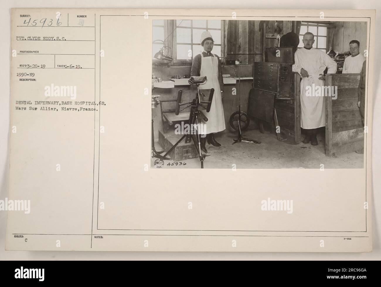 "Photography of the Dental Infirmary at base Hospital 62 in Mars sur Allier, Nievre, Francia. L'immagine mostra il soldato Clyde Eddy, un fotografo del Signal Corps, che documenta le attività. La foto è stata scattata il 19 giugno 1919. Il numero di descrizione per questa immagine è 1990-199." Foto Stock