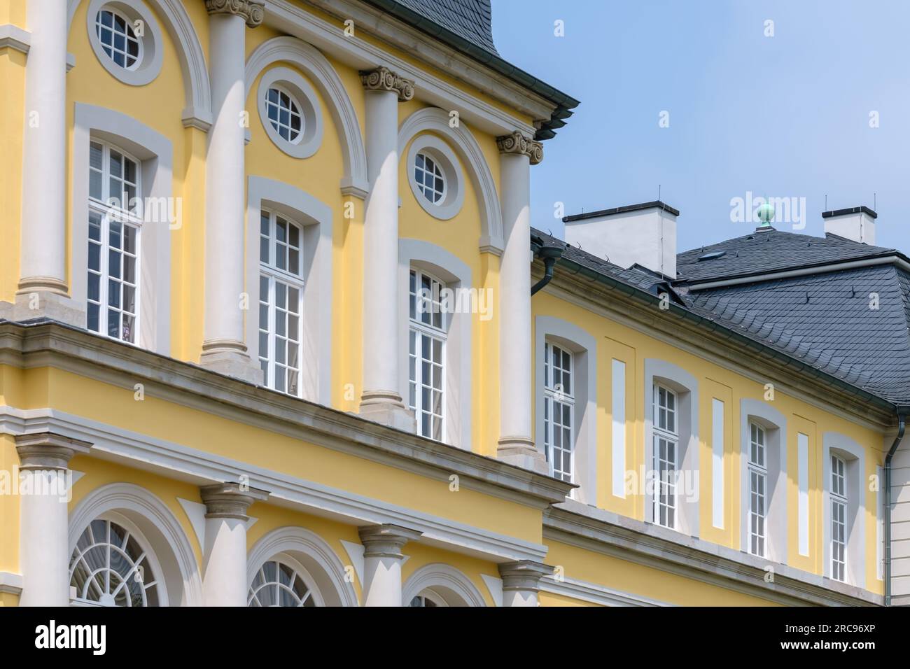 Bonn, Germania - 22 maggio 2023: Veduta del Palazzo Poppelsdorf, un Museo Mineralogico e un Giardino Botanico a Bonn, Germania Foto Stock