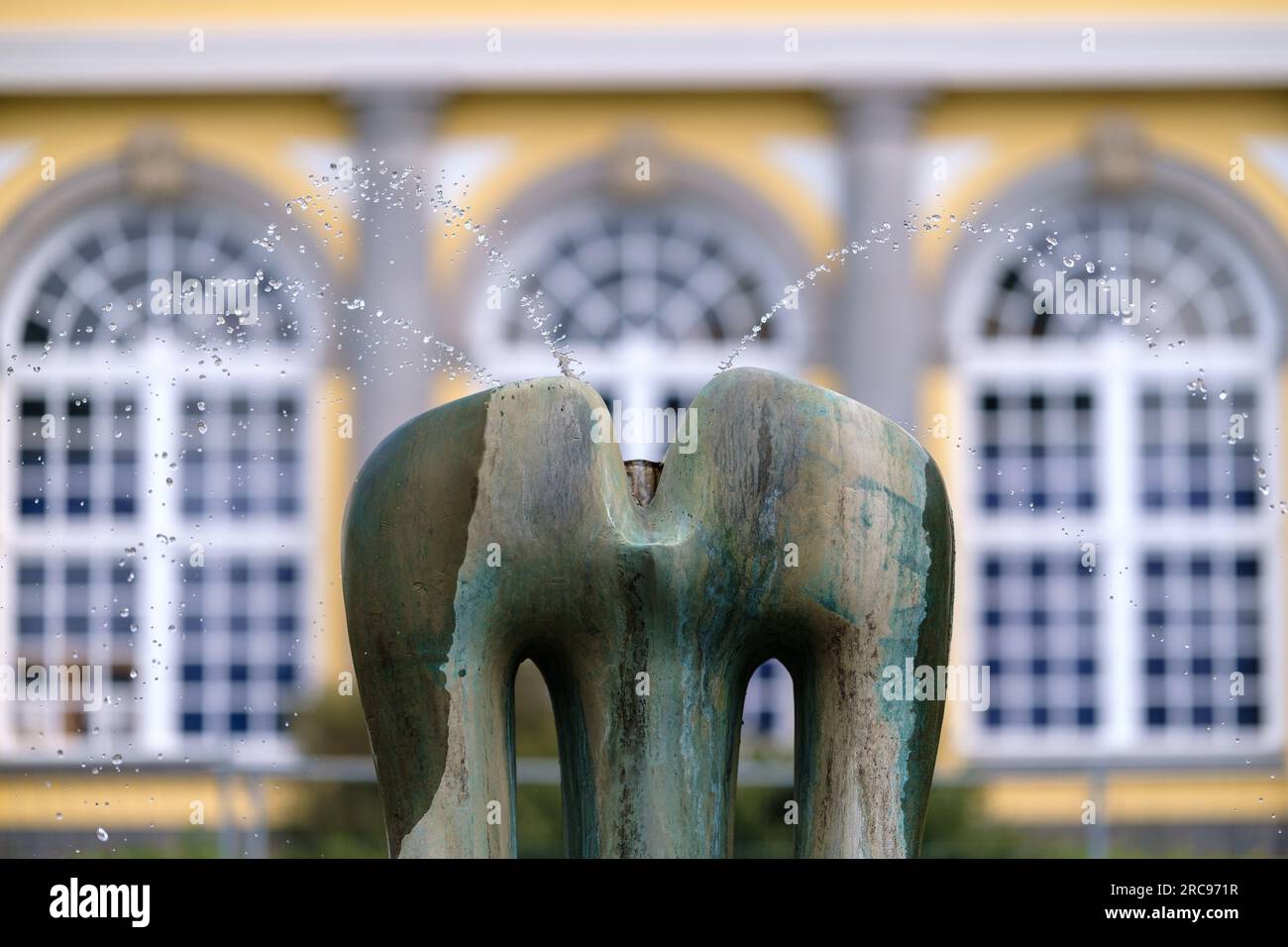 Bonn, Germania - 22 maggio 2023 : vista ravvicinata di una fontana nel giardino botanico di Poppelsdorf Bonn Germania Foto Stock