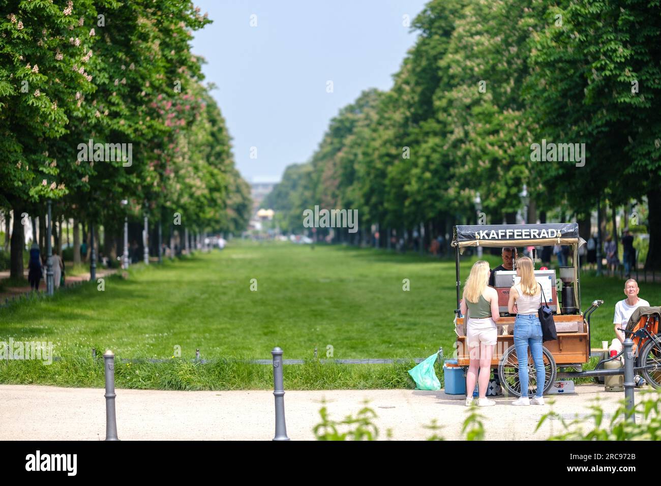 Bonn, Germania - 22 maggio 2023: Vista panoramica dello splendido parco di Poppelsdorf Allee e un caffè mobile a Bonn Foto Stock