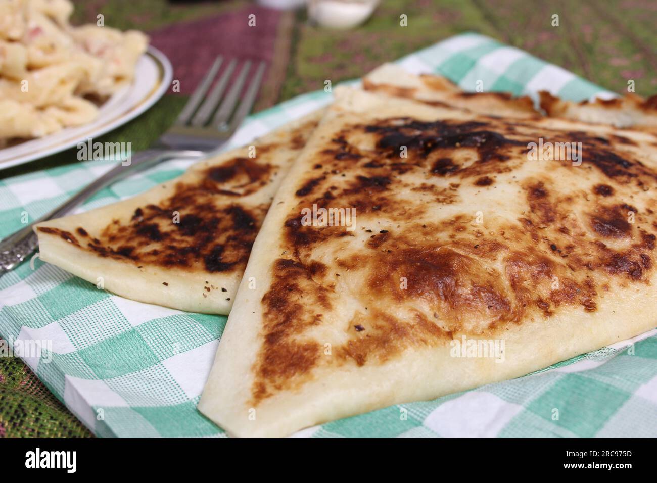 Piatto di Pasta Carbonara con pane piatto italiano sul tavolo da cucina rustico Foto Stock