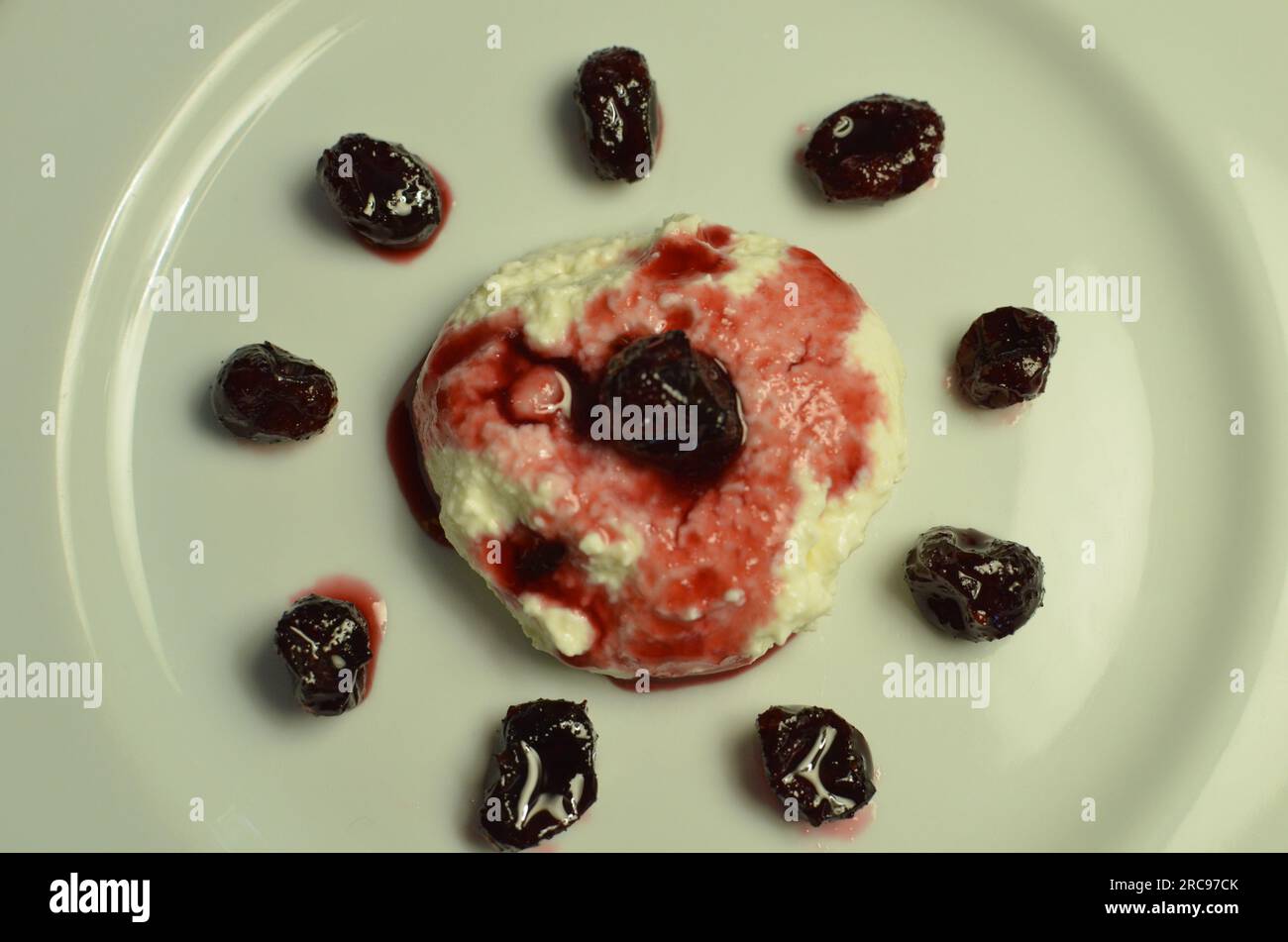 Una terrina dal sapore morbido e la cremosità ideale per ricevere una gelatina di frutta rossa. Foto Stock