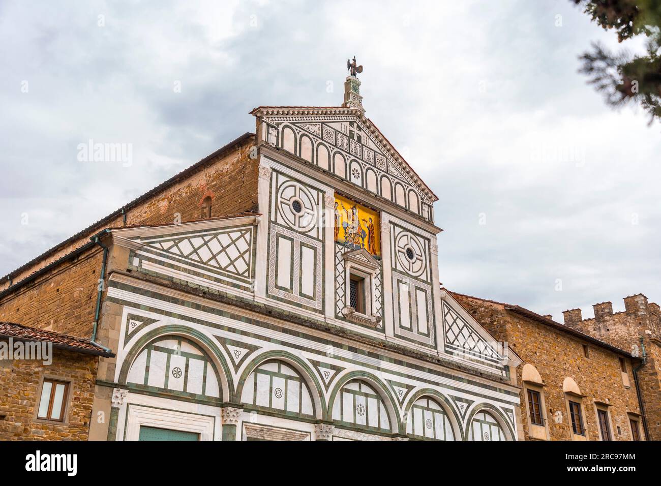 San Miniato al Monte è una basilica di Firenze che domina la città. Una delle più belle strutture romaniche della Toscana e le chiese più suggestive Foto Stock