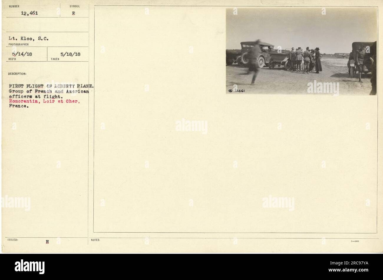 Ufficiali francesi e americani si riunirono a Romorantin, Loir et Cher, in Francia per il primo volo del Liberty Plane. La fotografia, scattata il 18 maggio 1918, cattura il momento storico durante la prima guerra mondiale Foto Stock