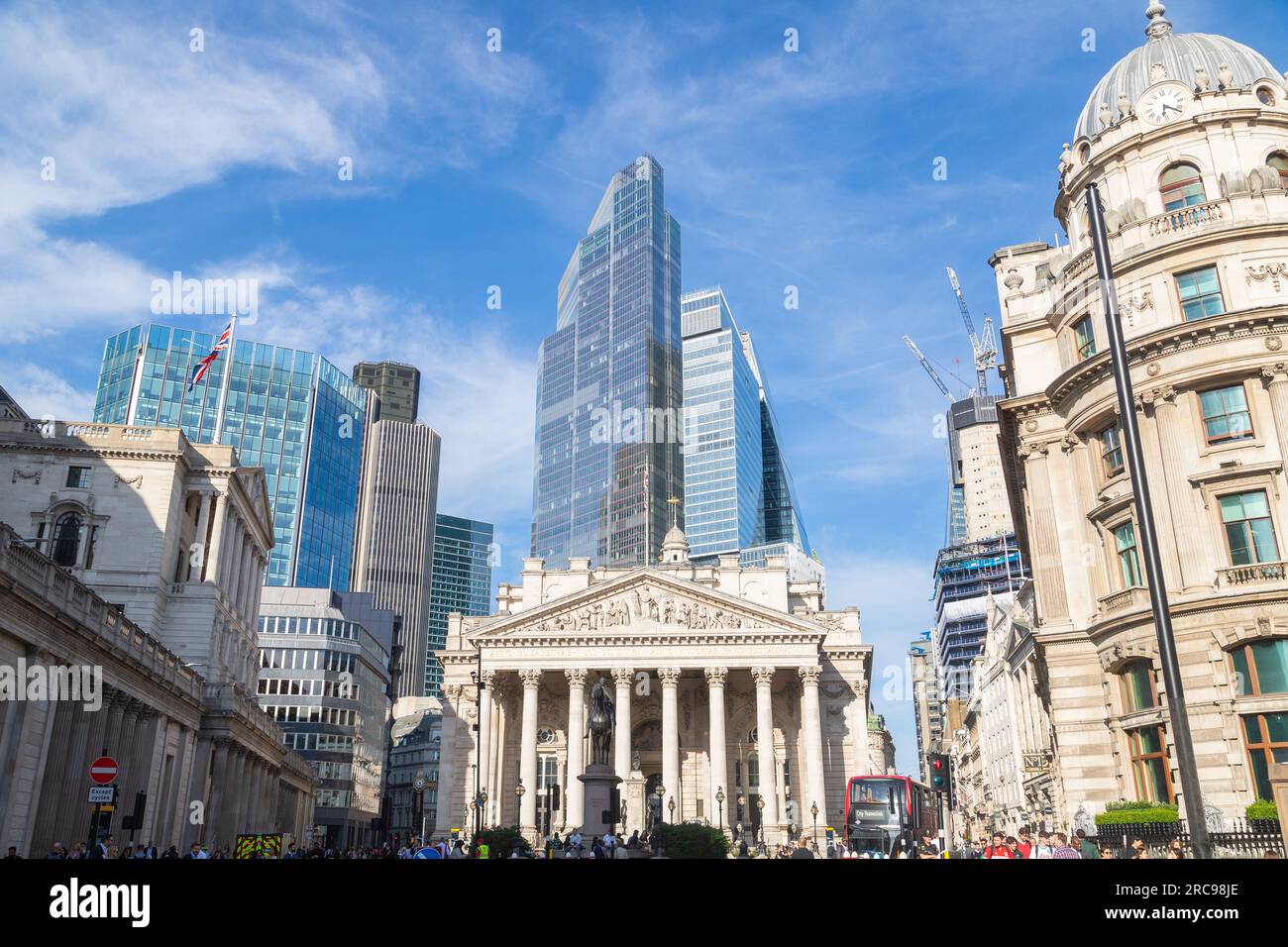 LONDRA, Regno Unito - 6 LUGLIO 2023: The Outside of the Bank of England nel centro di Londra. Si possono vedere anche un autobus e delle persone. Foto Stock