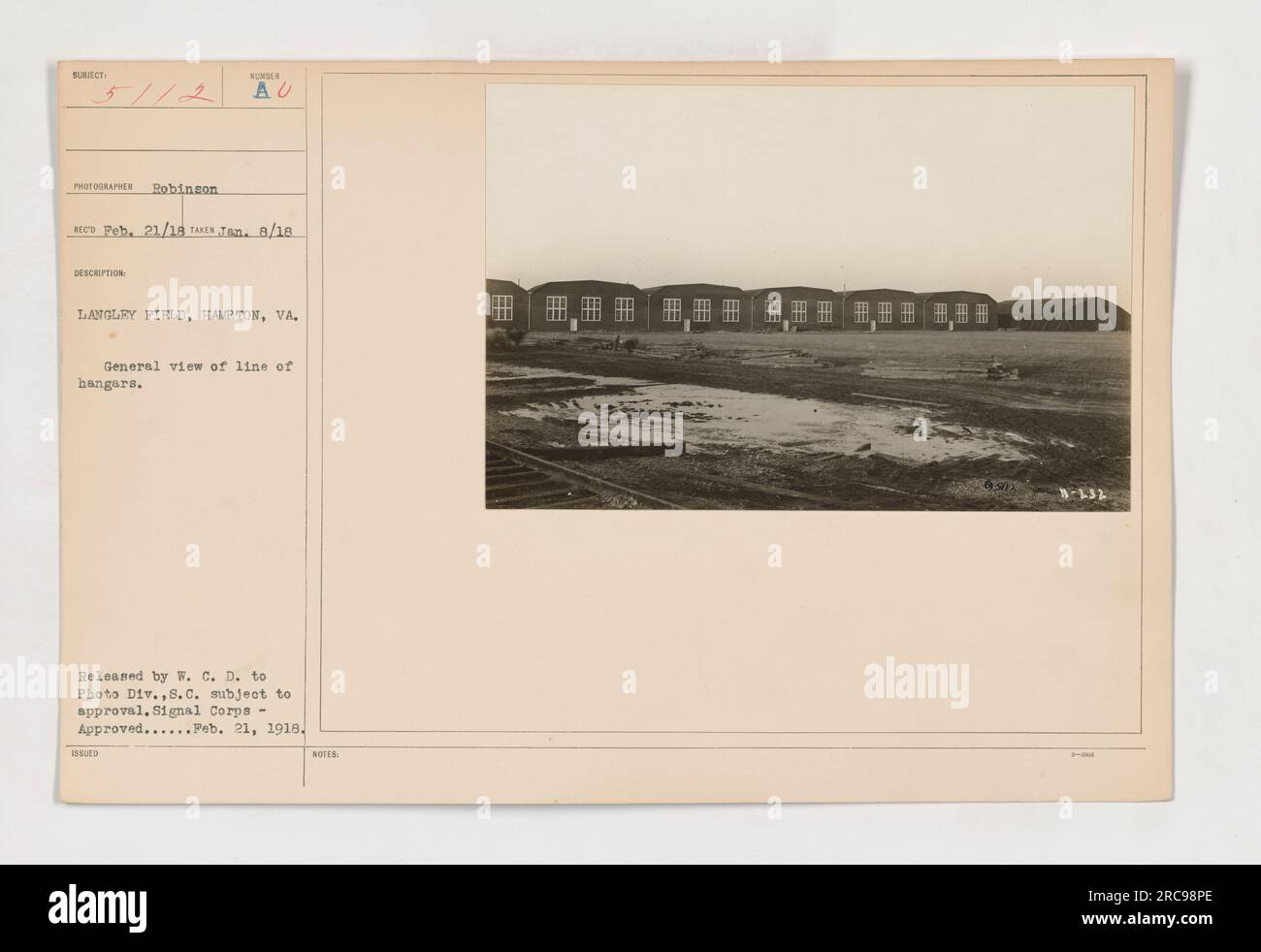 Una vista generale degli hangar a Langley Field, Hampton, Virginia. Questa foto è stata scattata da Robinson l'8 gennaio 1918. L'immagine mostra una linea di automobili davanti agli hangar. La foto è stata approvata e rilasciata dalla Signal Corps. Numero fascicolo: 630 18-232. Foto Stock