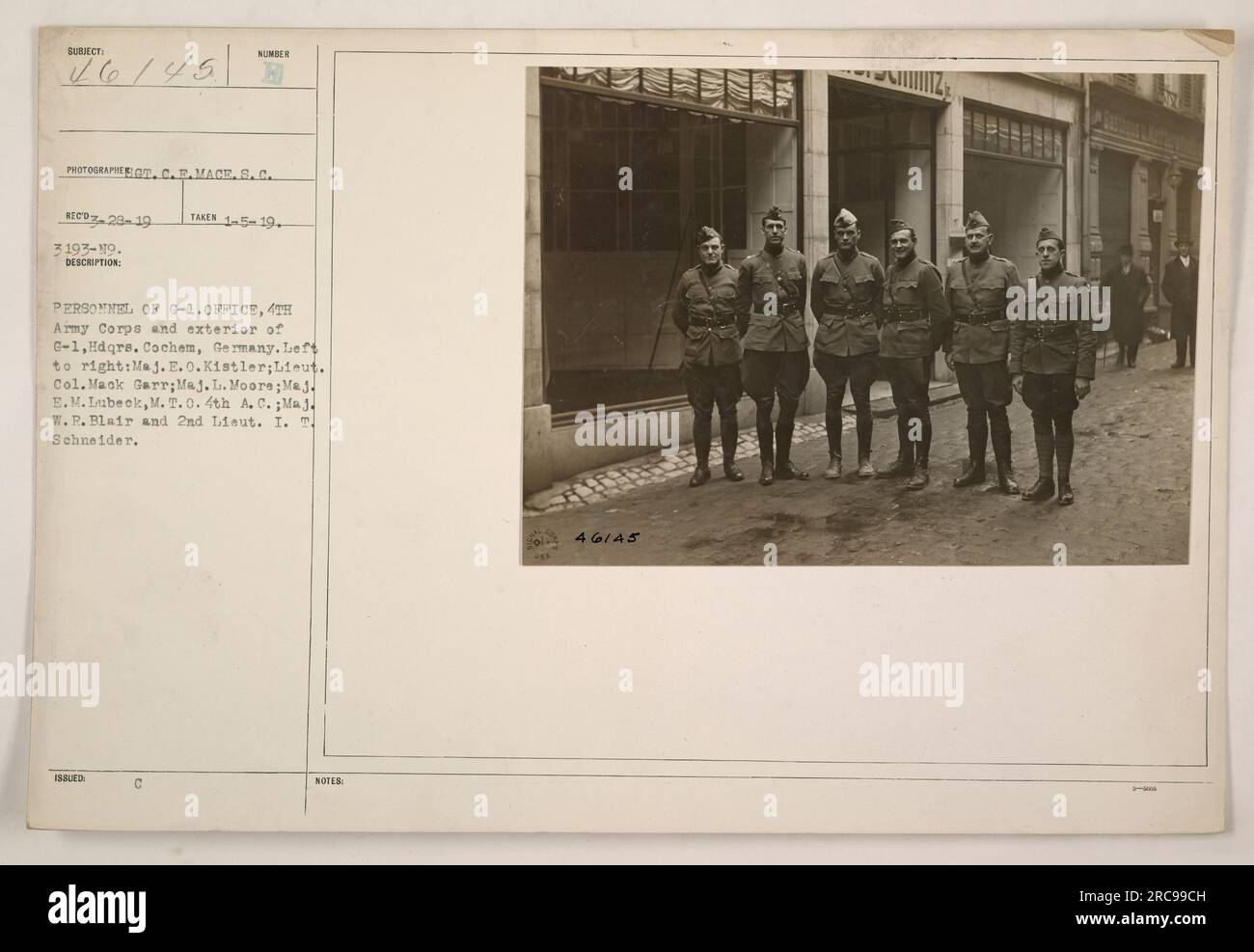 Il personale dell'ufficio del G-1 del 4th Army Corps è visto fuori dal loro quartier generale a Cochem, in Germania. Gli individui nella foto, da sinistra a destra, sono il maggiore E.O. Kistler, tenente colonnello Mack Garr, maggiore L. Moore, maggiore E.M. Lubeck (M.T.O 4th A.C), maggiore W.R. Blair, e il sottotenente I.T. Schneider. La foto è stata scattata il 5 gennaio 1919. Foto Stock