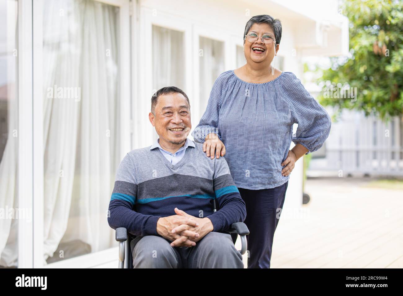 ritratto maturo coppia amante uomo sedia a rotelle utente, famiglia pensionato con felice moglie anziana sana Foto Stock