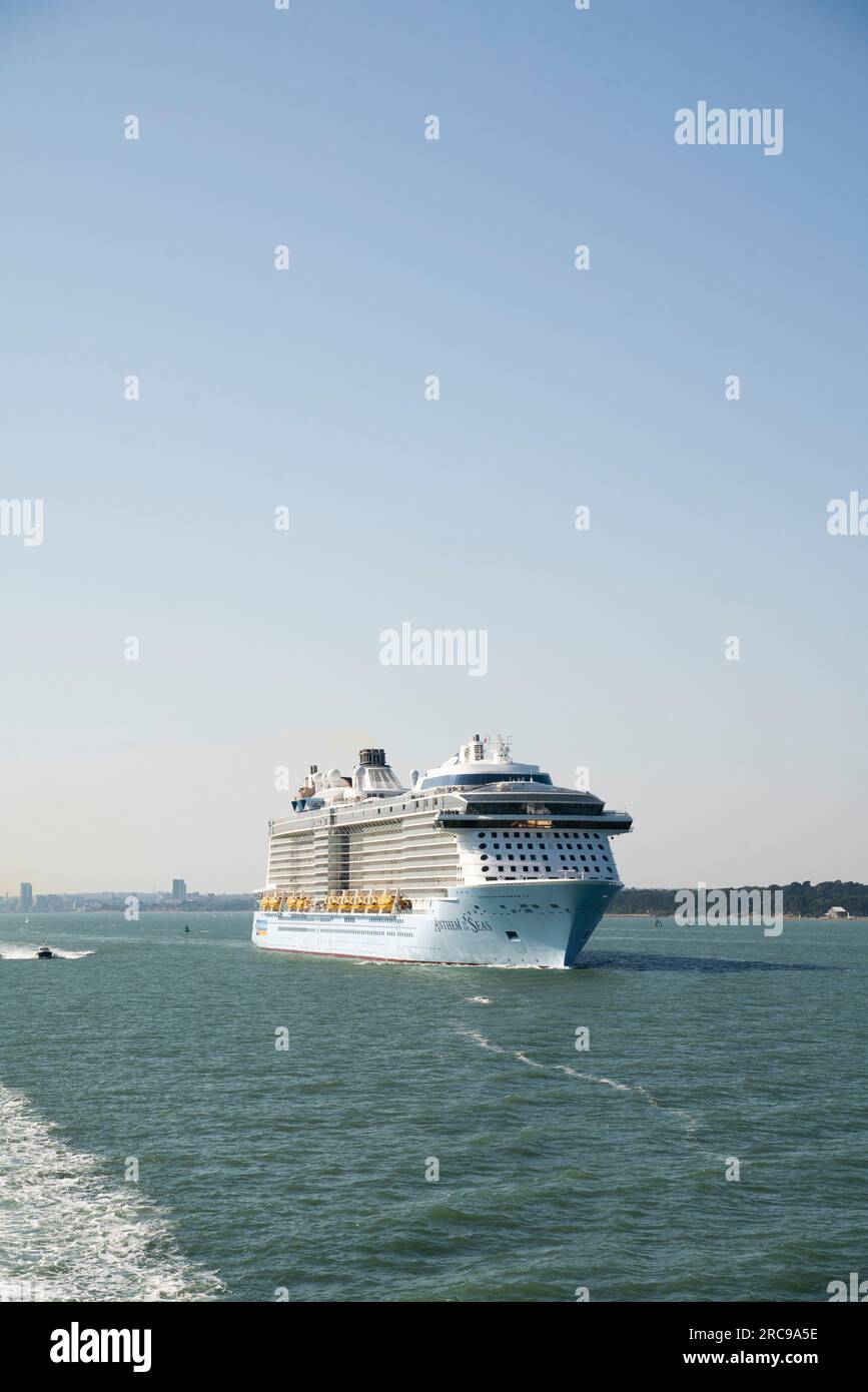 La nave da crociera Anthem of the Seas lascia Southampton Docks in una soleggiata giornata estiva. Foto Stock