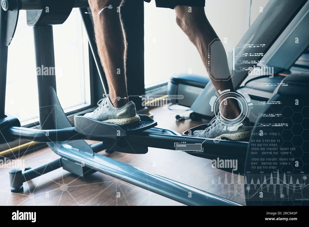 Tecnologia moderna nel concetto di scienza dello sport. allenamento muscolare persone in sport club sovrapposizione grafico dati analisi corpo interfaccia diagramma Foto Stock