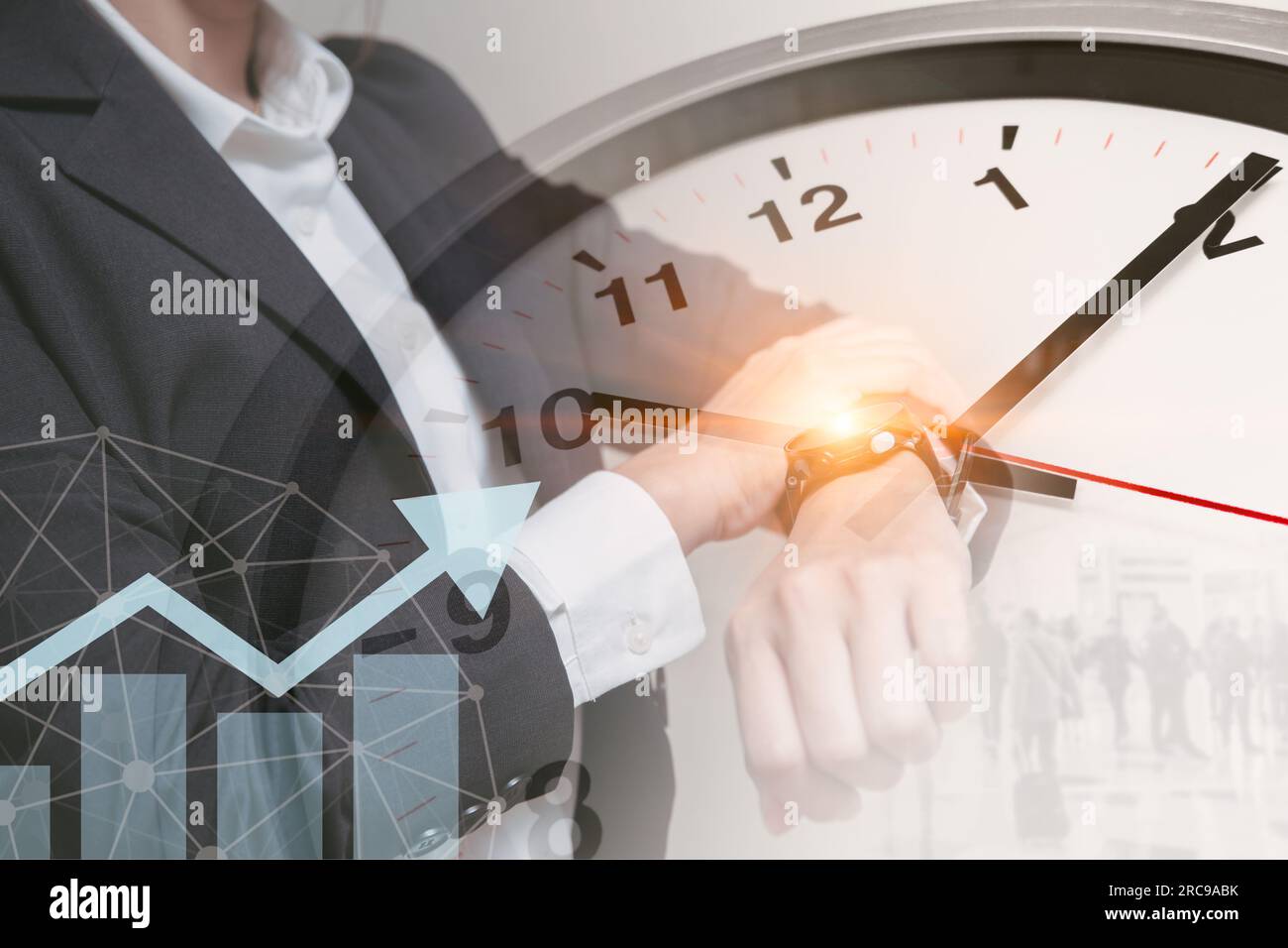 Orari di lavoro, orari di lavoro in ufficio, gli uomini d'affari guardano la sovrapposizione dell'orologio da polso con il quadrante dell'orologio temporale con il grafico del reddito patrimoniale dell'azienda. Foto Stock