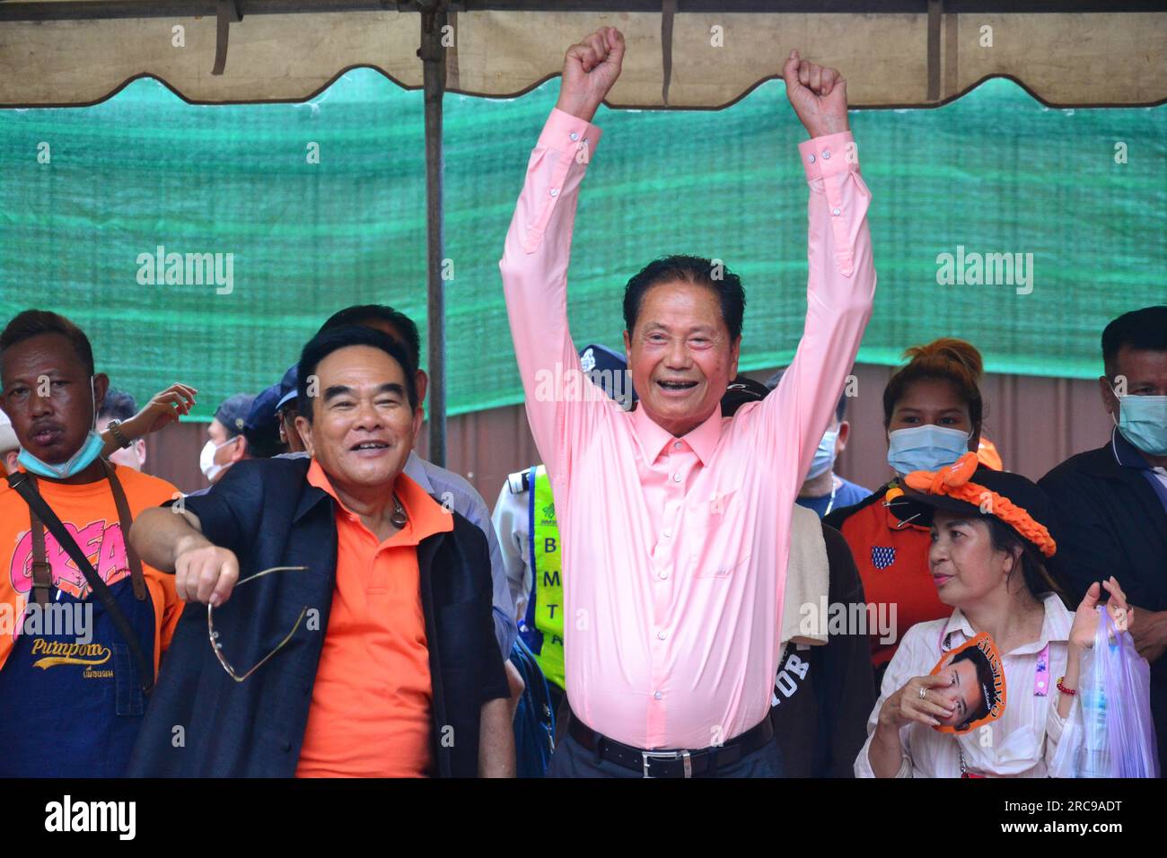 13 luglio 2023. Protesta vicino al Parlamento, Bangkok, Thailandia. Il Parlamento thailandese vota il 13 luglio per decidere se il leader del partito Move Forward, Pita Limjaroenrat, che ha vinto il maggior numero di seggi alle elezioni di maggio, può diventare il nuovo primo Ministro, ponendo fine a 9 anni di governo dall'ex capo dell'esercito Prayuth Chan-ocha. La commissione elettorale, accusando Pita di infrangere le regole elettorali possedendo azioni in una società di media, ha rinviato il caso alla corte costituzionale, raccomandando la sospensione di Pita come membro del Parlamento. Pita nega le accuse. La gente reagisce ai risultati delle votazioni. Foto Stock