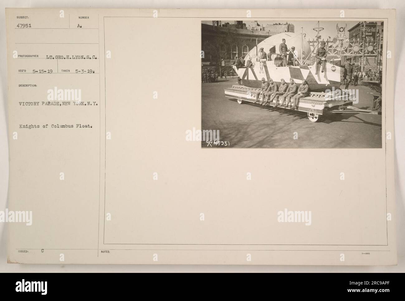 I Cavalieri di Colombo galleggiano nella Victory Parade di New York. La foto è stata scattata il 3 maggio 1919 dal tenente Geo. H. Lyon, S.C.. Il galleggiante, identificato come M. Y. 188BED, faceva parte della parata che celebrava la vittoria nella prima guerra mondiale Foto Stock