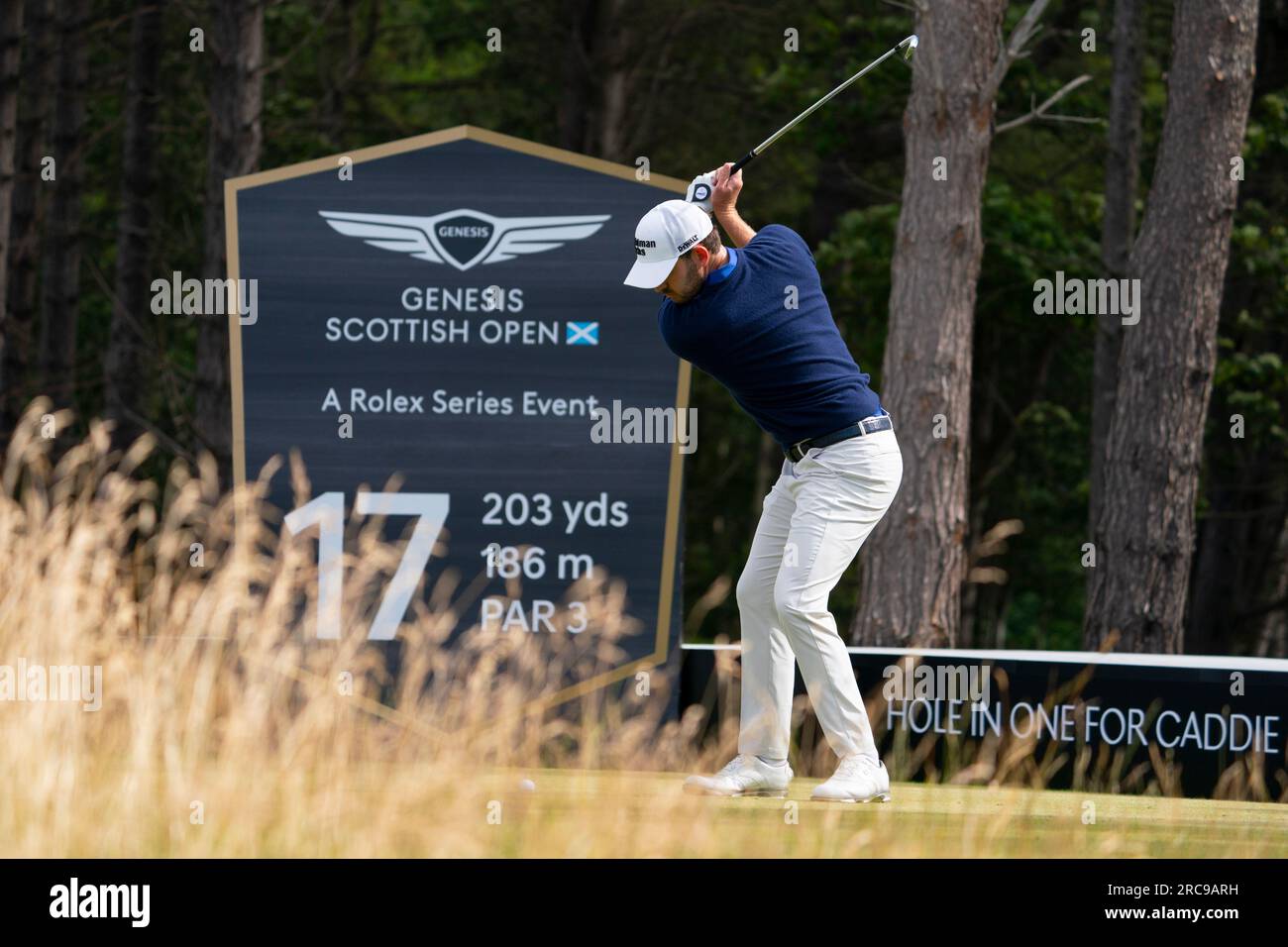 North Berwick, East Lothian, Scozia, Regno Unito. 13 luglio 2023. Patrick Cantlay guida sulla diciassettesima buca al Genesis Scottish Open al Renaissance Club di North Berwick. Iain Masterton/Alamy Live News Foto Stock