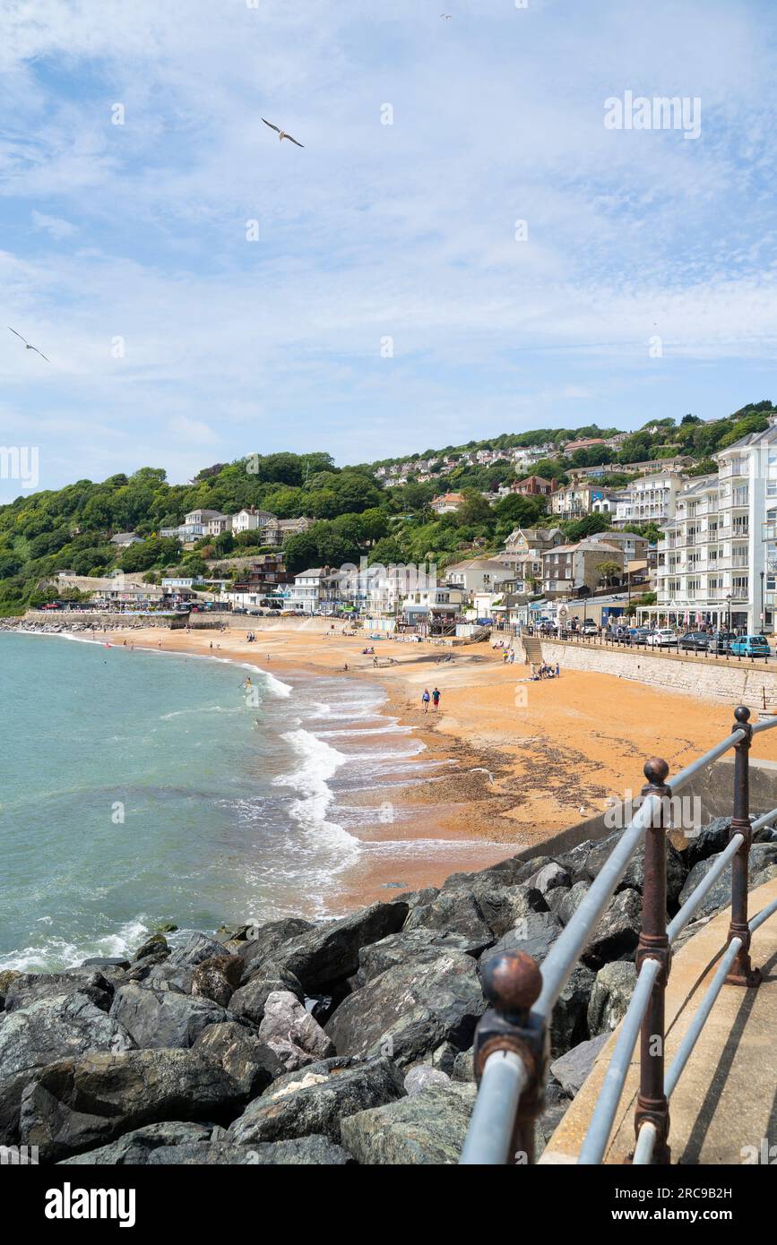 Vista generale della spiaggia di Ventnor sull'isola di Wight in una soleggiata giornata estiva. Foto Stock