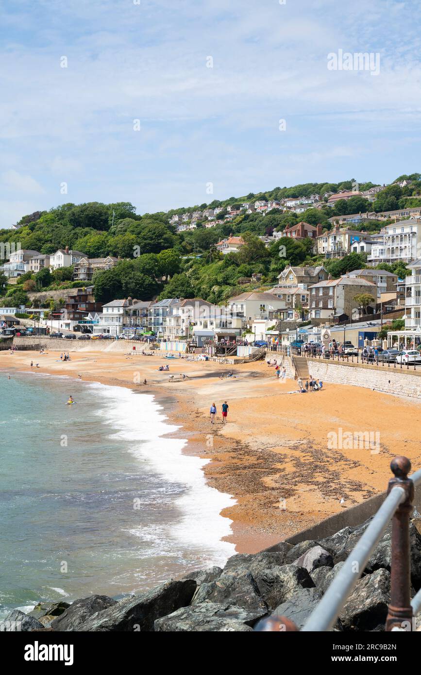 Vista generale della spiaggia di Ventnor sull'isola di Wight in una soleggiata giornata estiva. Foto Stock