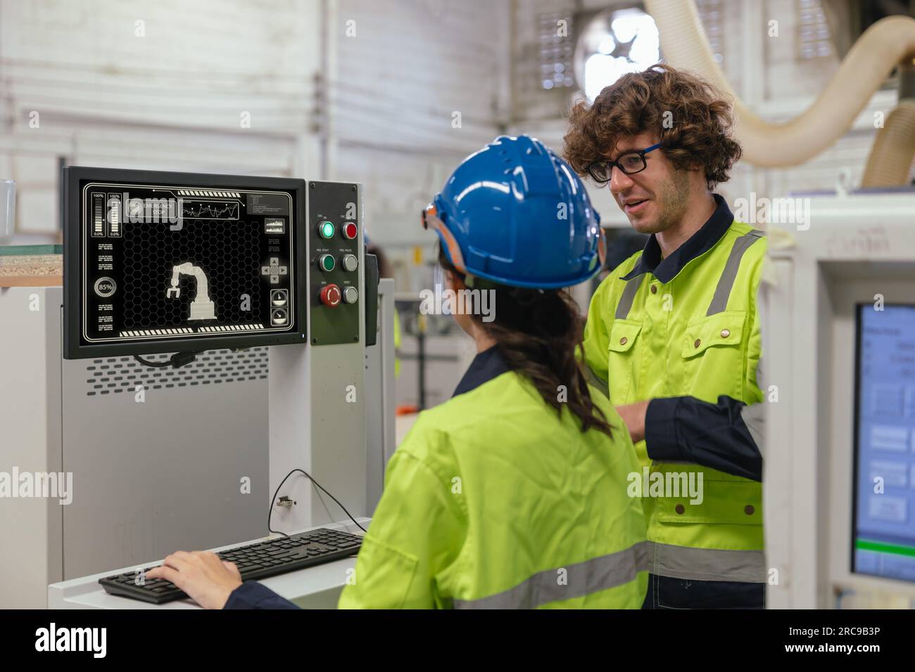formazione di tecnici tecnici in tralking. il controllo del team di tecnici addetti aziona la macchina del computer braccio robotizzato industriale Foto Stock