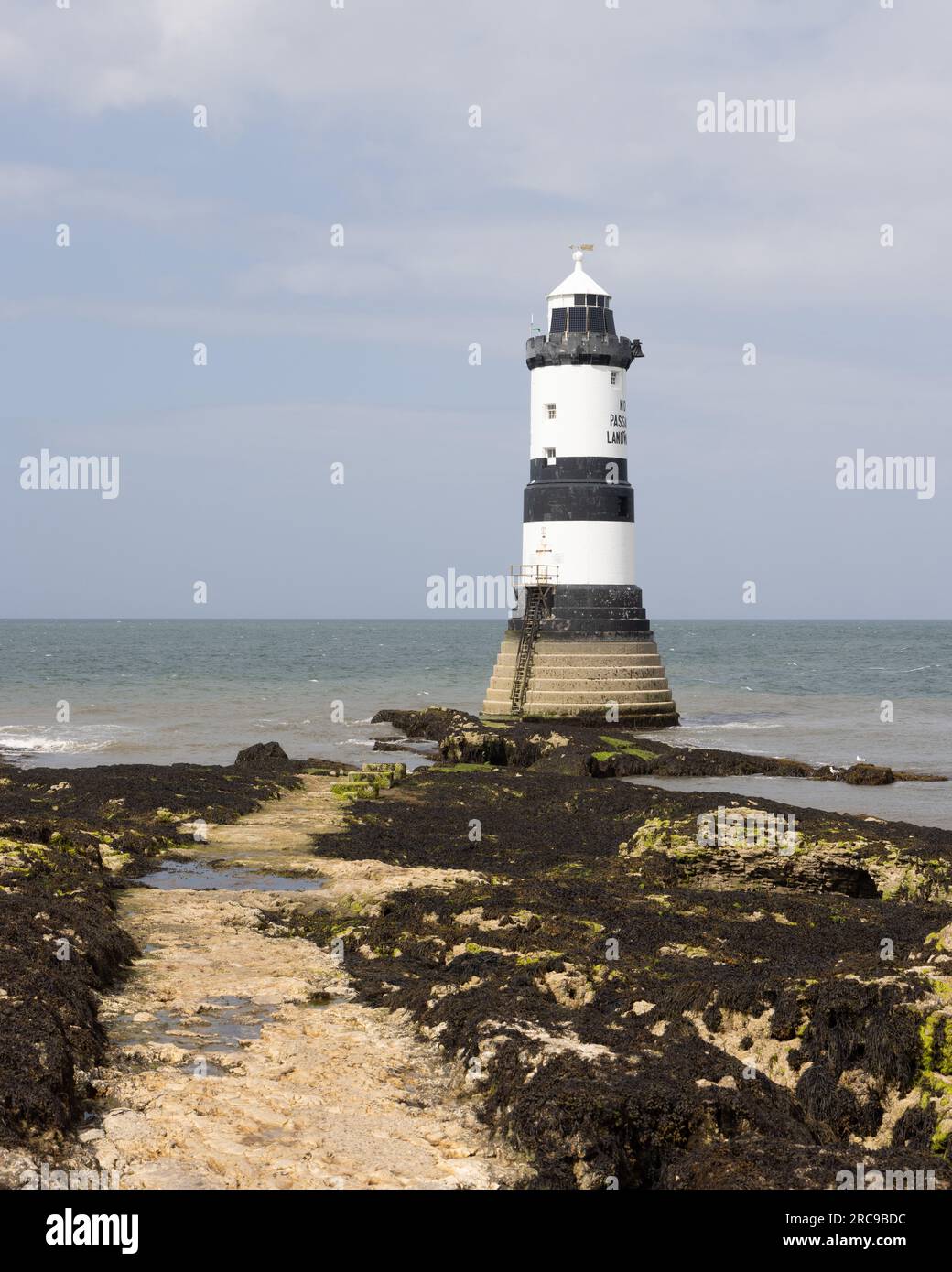 Faro di Trwyn Du a Penmon Point Anglesey, Galles Foto Stock