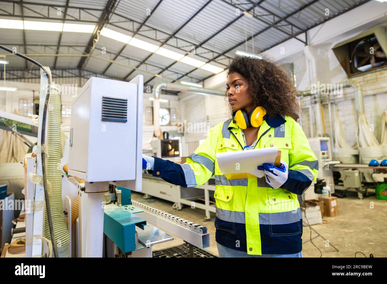 la lavoratrice del personale lavora con la macchina da taglio. Ingegnere CNC tornio. donna operaia in fabbrica moderna. donne intelligenti che lavorano nell'industria Foto Stock