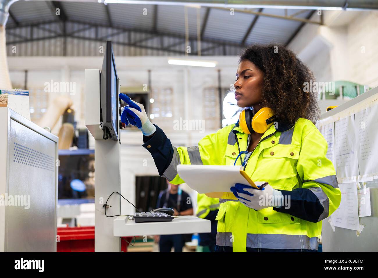 la lavoratrice del personale lavora con la macchina da taglio. Ingegnere CNC tornio. donna operaia in fabbrica moderna. donne intelligenti che lavorano nell'industria Foto Stock