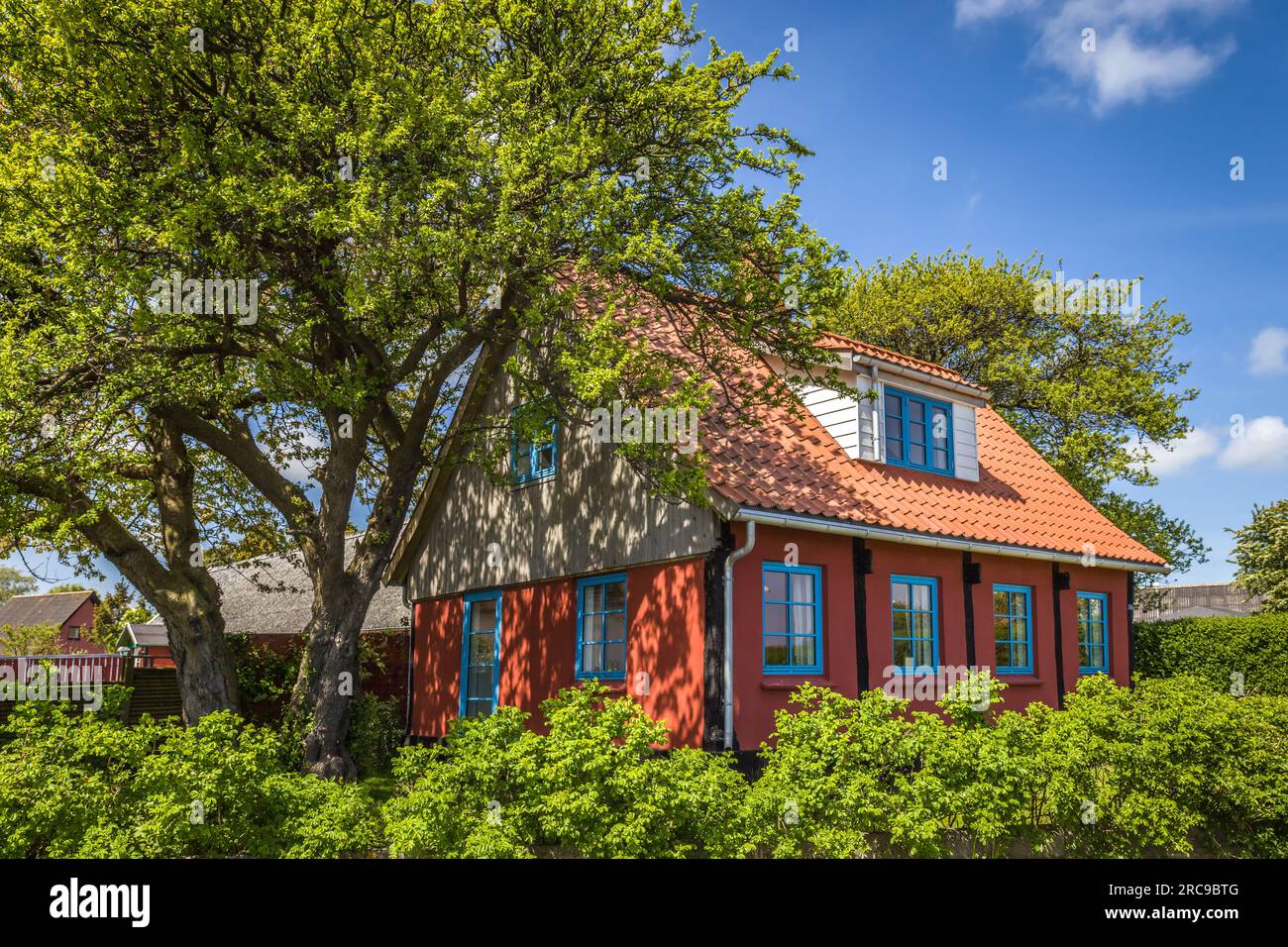 Geografia / viaggi, Danimarca, Bornholm, Nexø, casa per vacanze estive riccamente colorata a Snogebaek, ULTERIORI-DIRITTI-CLEARANCE-INFO-NOT-AVAILABLE Foto Stock