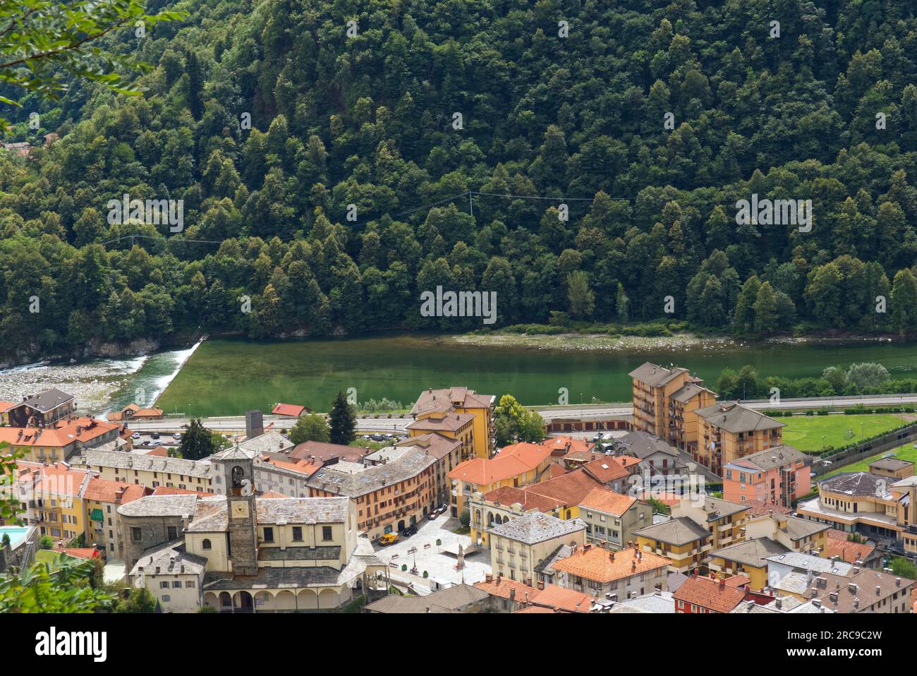 Foto aerea del fiume Sesia che attraversa la città di varallo Foto Stock
