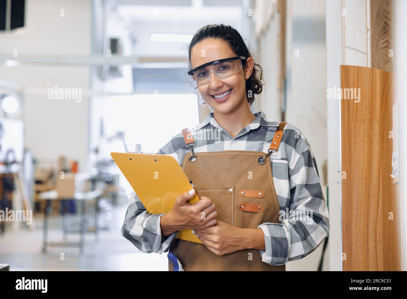 ritratto felice sorriso personale che lavora nell'industria del legno mobili fabbrica compensato bordo di legno magazzino manager. Foto Stock