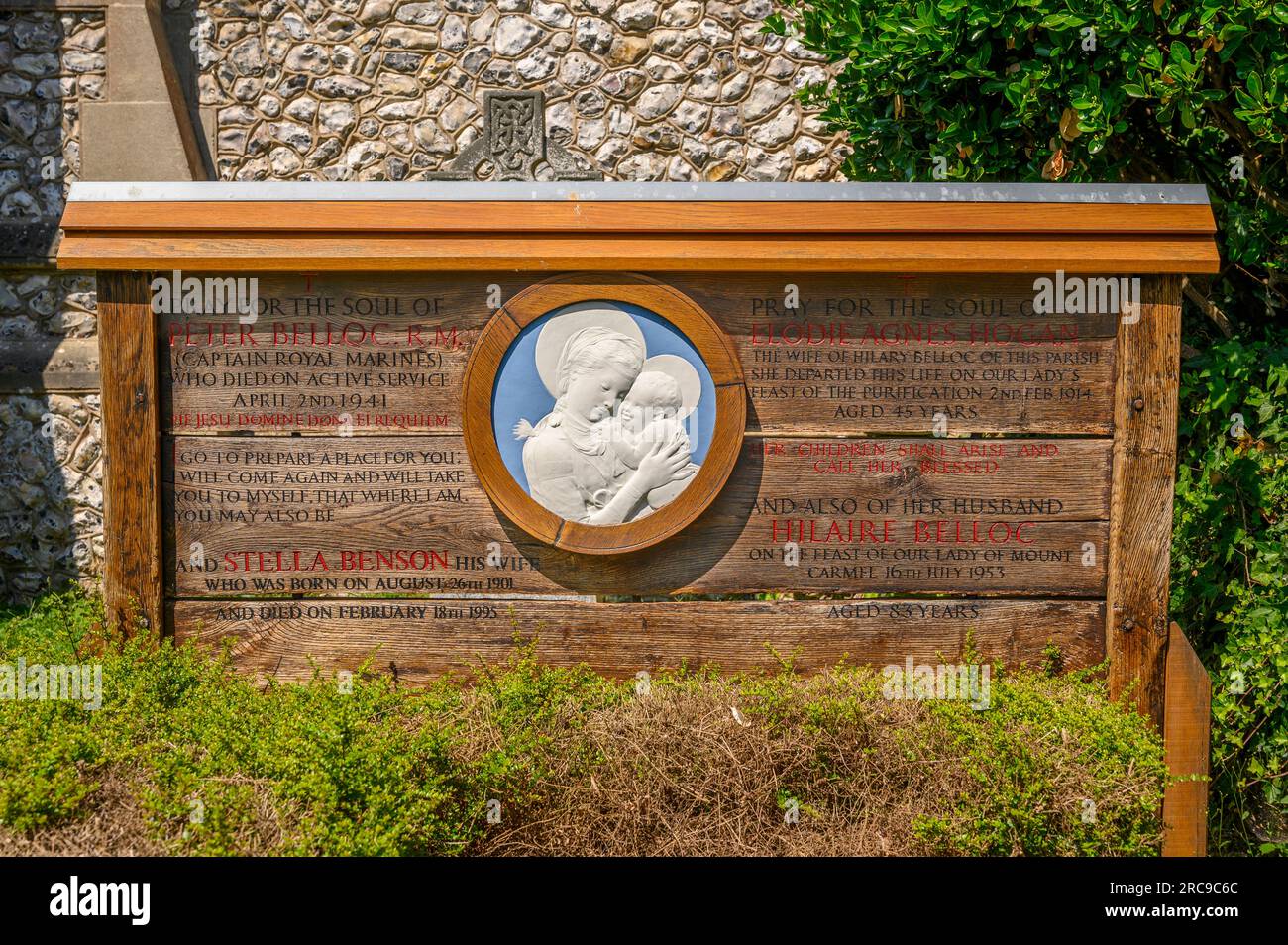Una tavola di legno in ricordo di Hilaire Belloc e dei membri della famiglia nel cimitero della chiesa di nostra Signora della consolazione, West Sussex, Inghilterra. Foto Stock