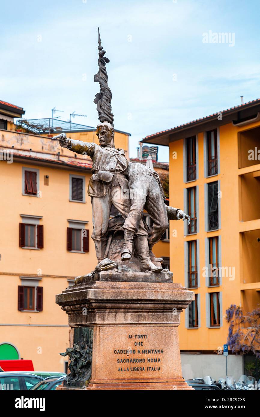 Firenze, Italia - 6 aprile 2022: Il Monumento di Piazza Mentana è una statua di bronzo all'aperto di inizio '20th situata in piazza Mentana di Firenze, Foto Stock