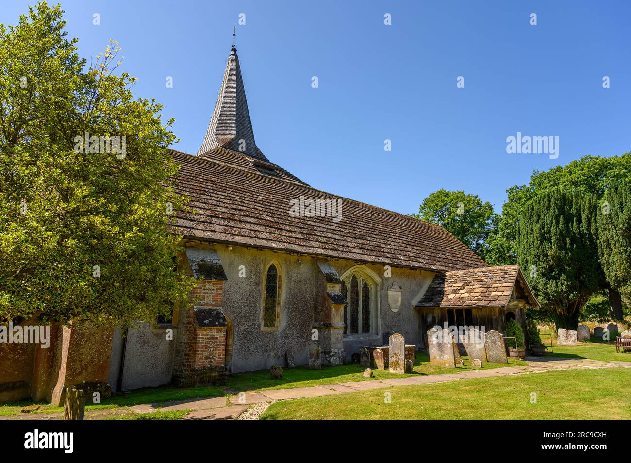 Al di fuori della parete nord e ingresso alla chiesa parrocchiale di San Giorgio, patrimonio dell'umanità di primo grado, a West Grinstead, nel West Sussex, in Inghilterra. Foto Stock