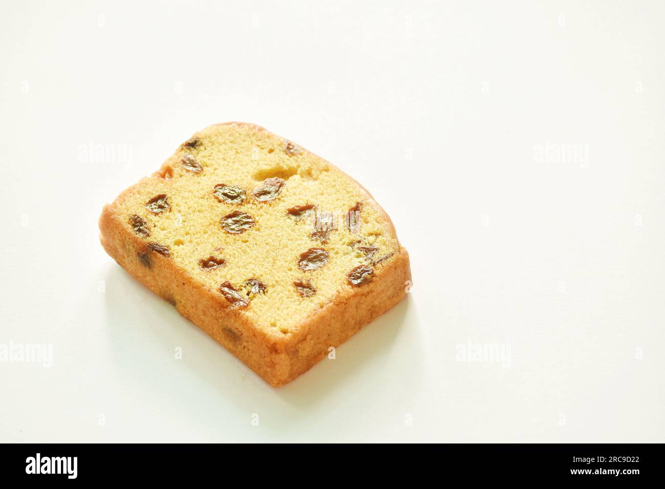 affettare l'uva passa di pane alla vaniglia su sfondo bianco Foto Stock