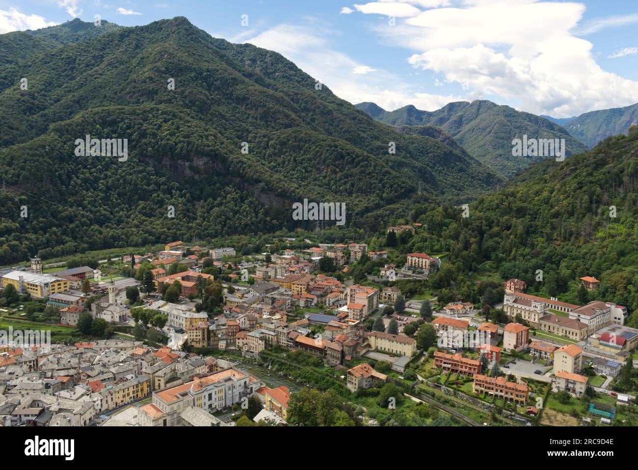 Foto aerea del fiume Sesia che attraversa la città di varallo Foto Stock