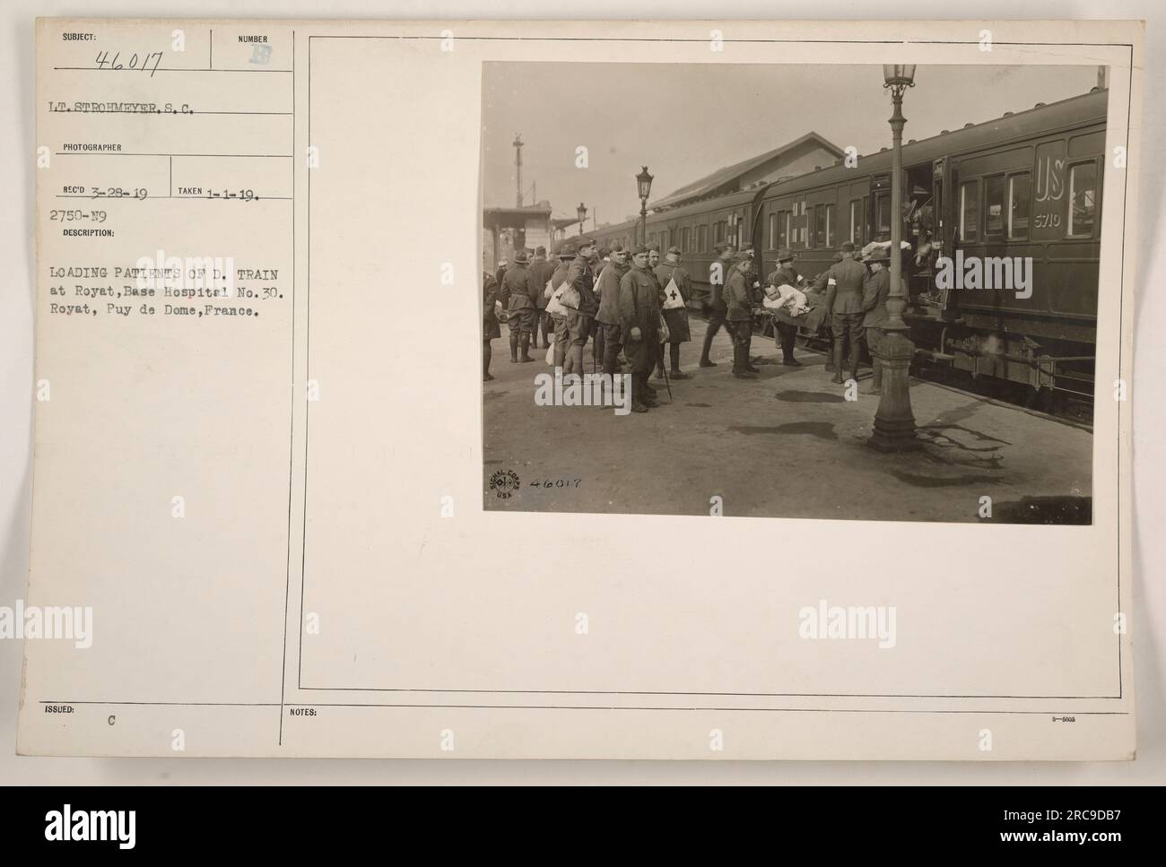 Pazienti caricati su un treno D. a Royat, ospedale base n. 30 a Royat, Puy de Dome, Francia. La fotografia è stata scattata dal tenente Strohmeyer, S.C. il 29 marzo 1919 e pubblicata con le note 46017 5719. Foto Stock