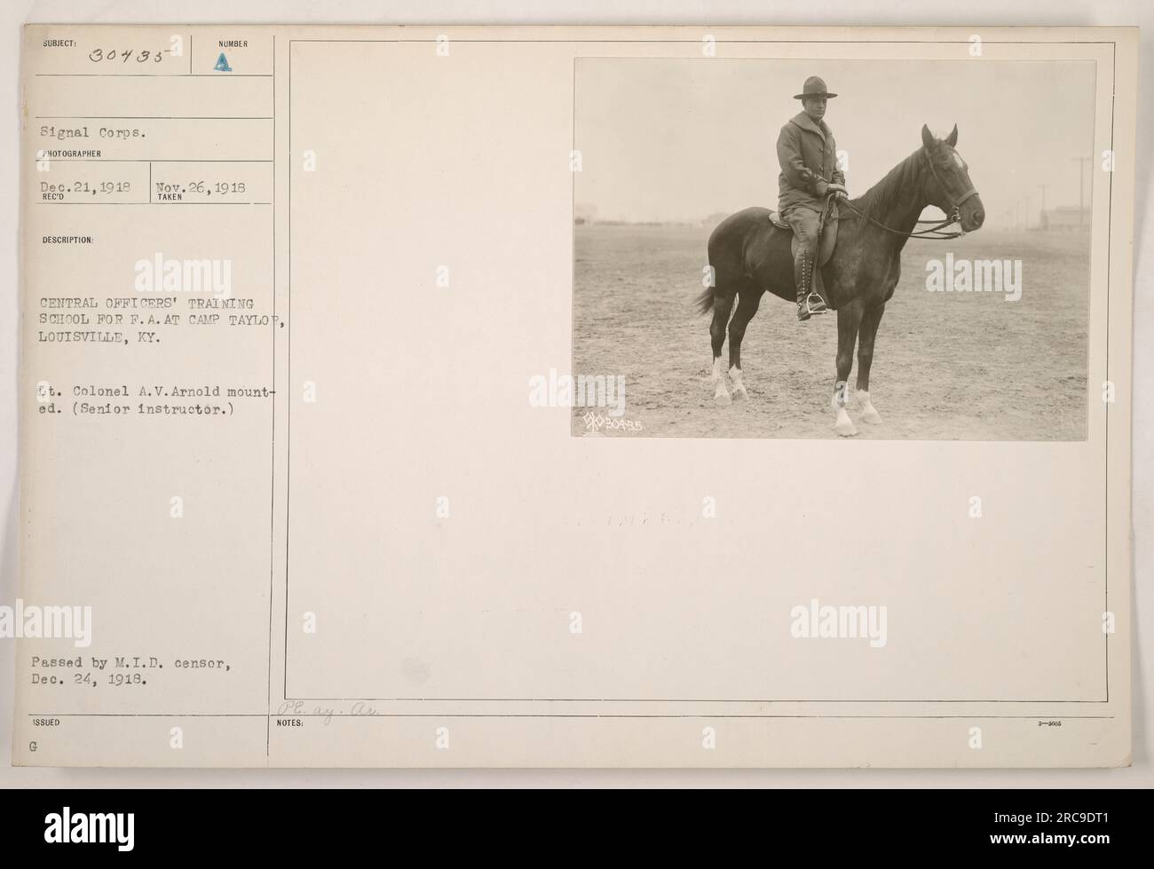 La fotografia mostra il tenente colonnello A.V. Arnold cavalcò su un cavallo alla Central Officers Training School for P.A. a Camp Taylor a Louisville, Kentucky. La foto è stata scattata il 26 novembre 1918 e approvata dal M.I.D. censor il 24 dicembre 1918. Foto Stock