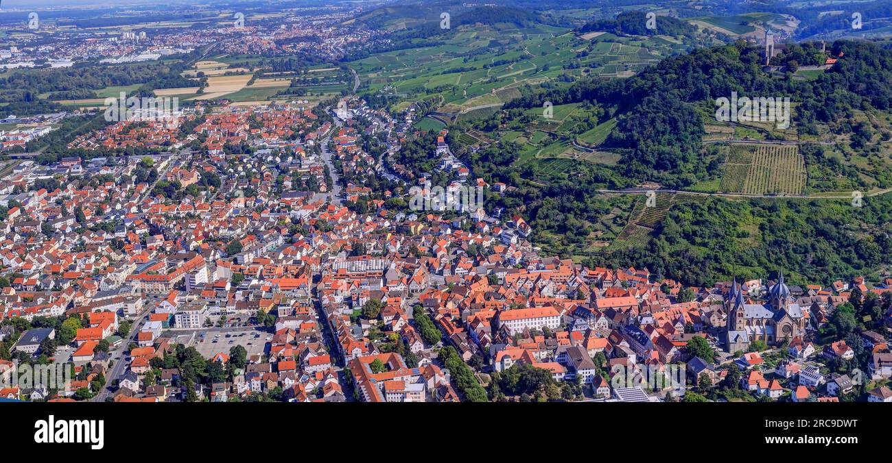 Luftaufnahme von Heppenheim an der Bergstraße mit dem Schlossberg, der Starkenburg und der Altstadt, UNESCO-Global-Geopark Bergstraße-Odenwald, Assia Foto Stock