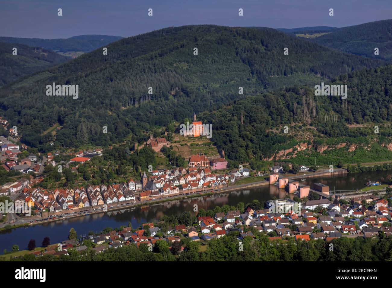 Luftaufnahme der Stadt Hirschhorn am Neckar im UNESCO-Global-Geopark Bergstraße-Odenwald, Assia, Bergstraße, Odenwald, Süddeutschland, Deutschland, E. Foto Stock