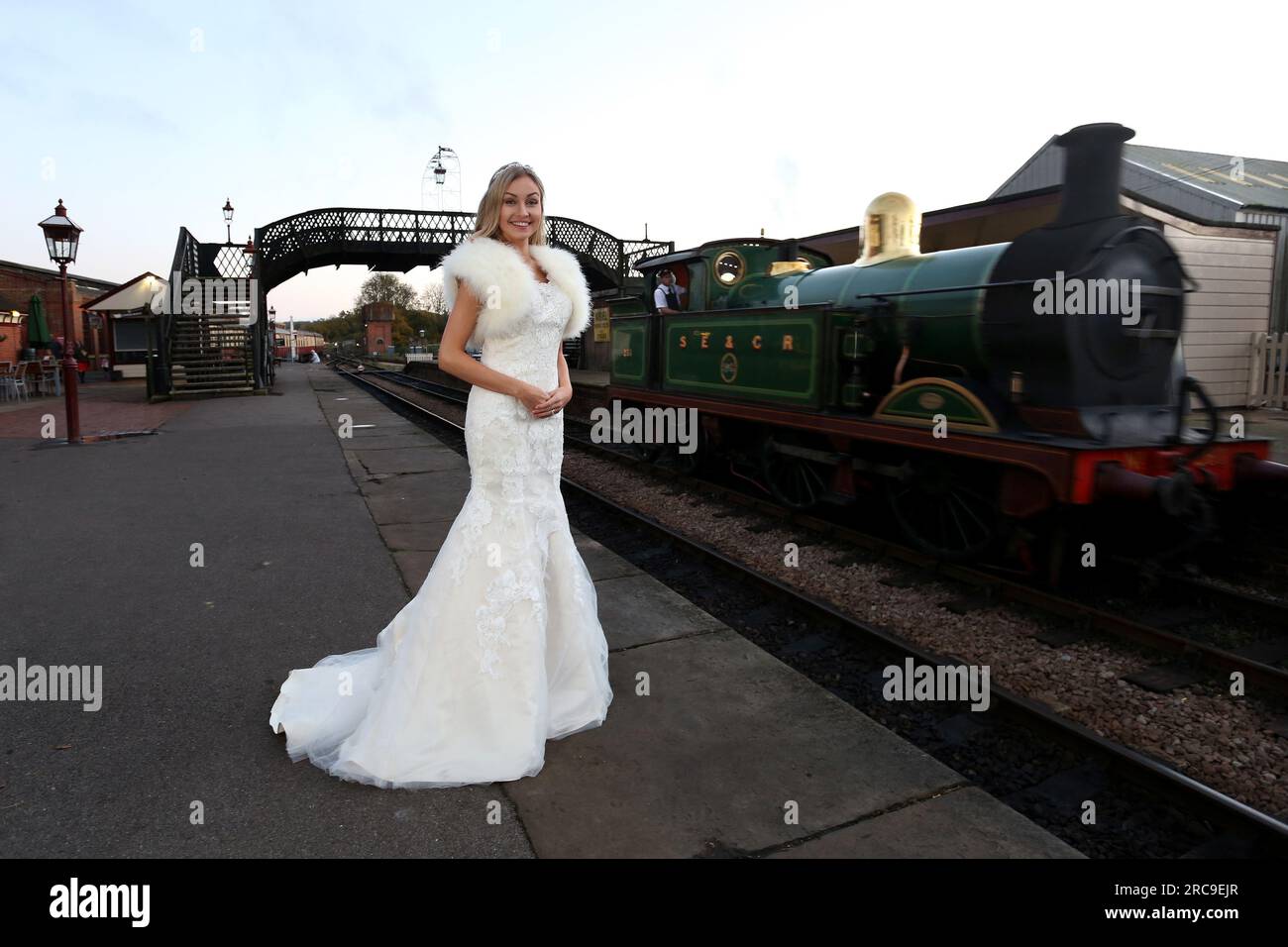 Servizio fotografico di matrimonio Page & Picture presso la Bluebell Railway, East Sussex, fotografato da Sam Stephenson, con la modella in un abito Fross Wedding Collections. Foto Stock