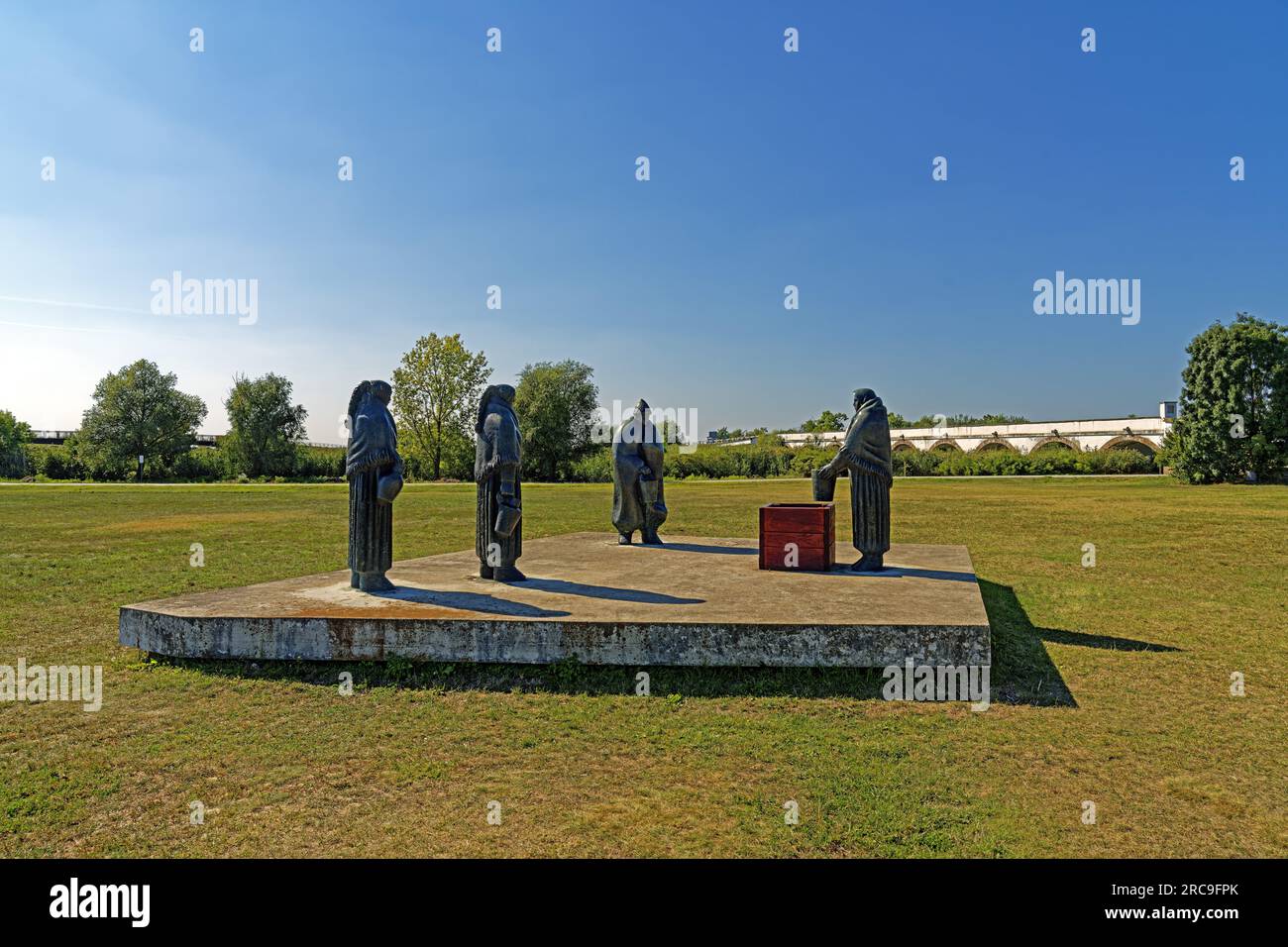 Puszta, Skulpturengroppe, typisch, historisch, Pusta, Neunloch-Brücke, Kilenclyukú híd Foto Stock