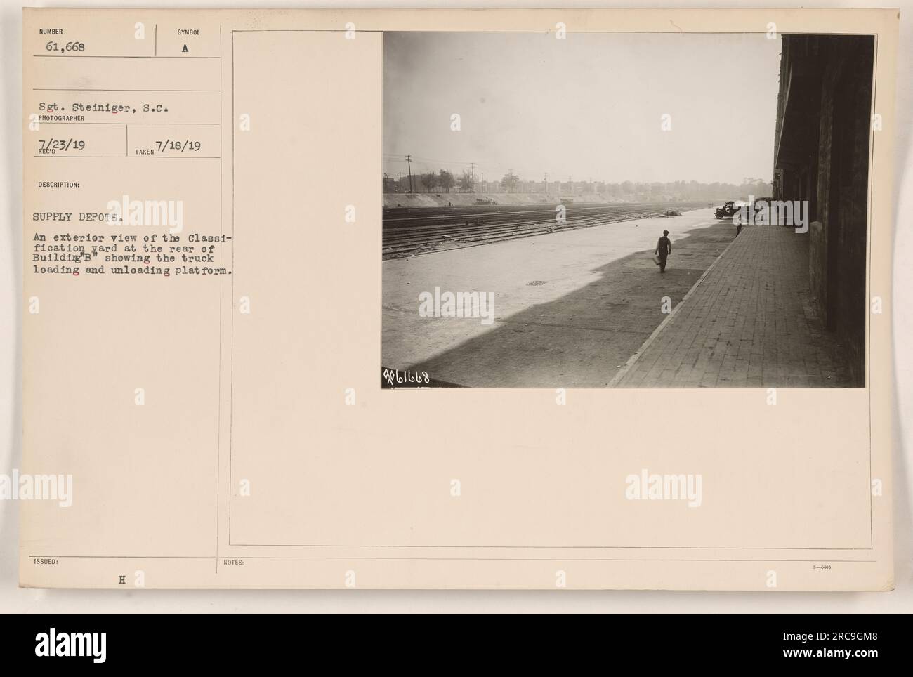 Vista esterna di un piazzale di classificazione nell'edificio "B", che mostra la piattaforma di carico e scarico del dumper. La foto, scattata il 18 luglio 1919 dal sergente Steiniger, S.C., cattura una scena di Supply Depot durante la prima guerra mondiale. (Fonte didascalia: "Fotografie delle attività militari americane durante la prima guerra mondiale") Foto Stock