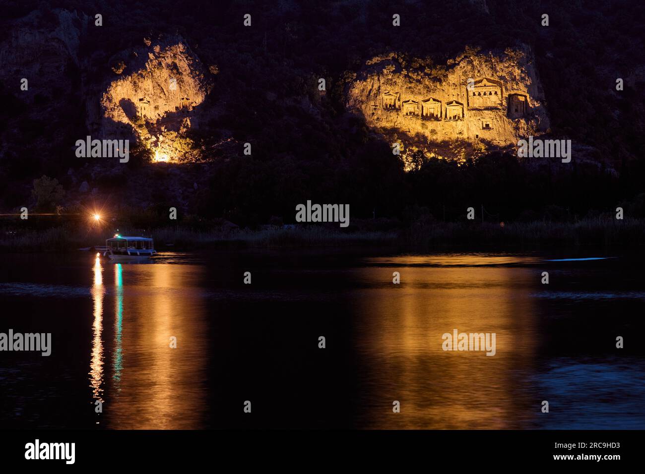 Nachtaufnahme der beleuchteten Lykische Felsengraeber in einer Felswand von Dalyan, Tuerkei |scatto notturno di tombe di roccia Licia illuminate in una roccia Foto Stock