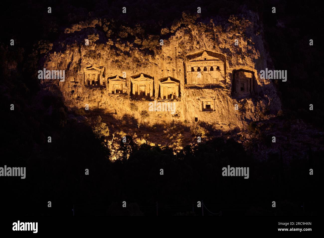 Nachtaufnahme der beleuchteten Lykische Felsengraeber in einer Felswand von Dalyan, Tuerkei |scatto notturno di tombe di roccia Licia illuminate in una roccia Foto Stock