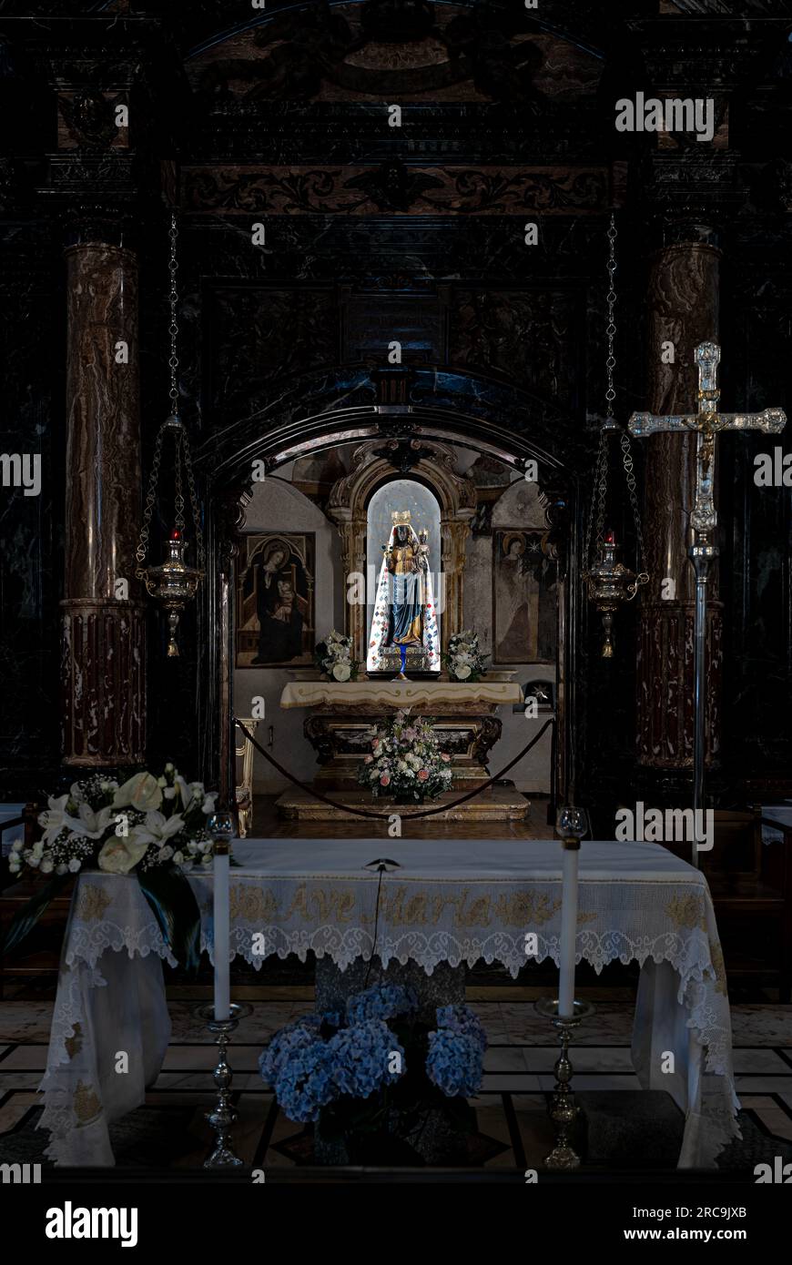 La statua della Madonna Nera all'interno del santuario mariano Foto Stock