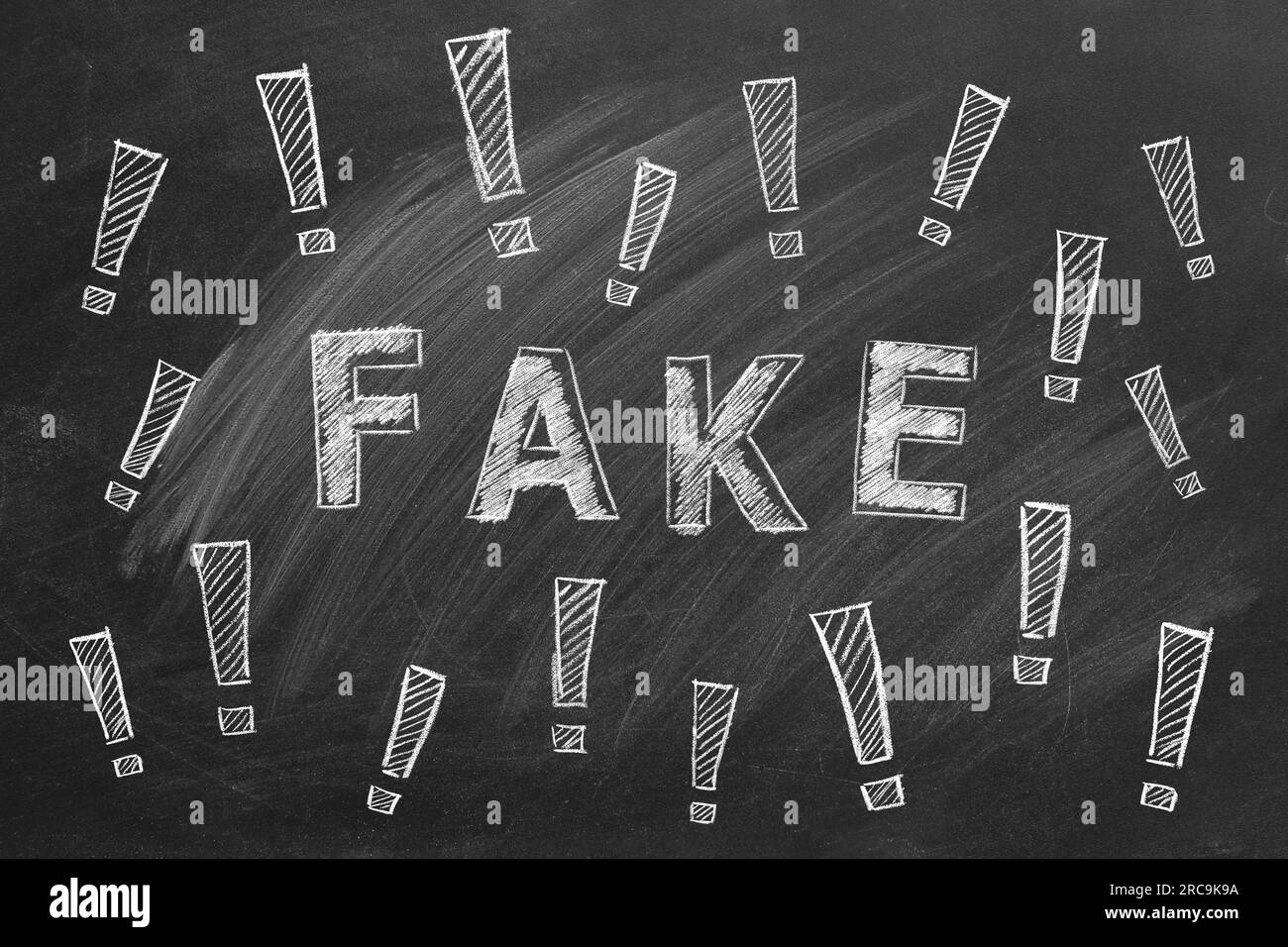 La parola FALSA ed esclamativa scritta in gesso su una lavagna. Concetto di informazione e disinformazione. Notizie false. Illustrazione disegnata a mano. Foto Stock